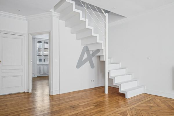 Appartement duplex en étage élevé vue sur la Bourse