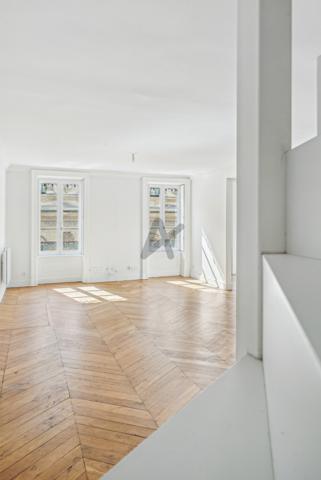 Appartement duplex en étage élevé vue sur la Bourse