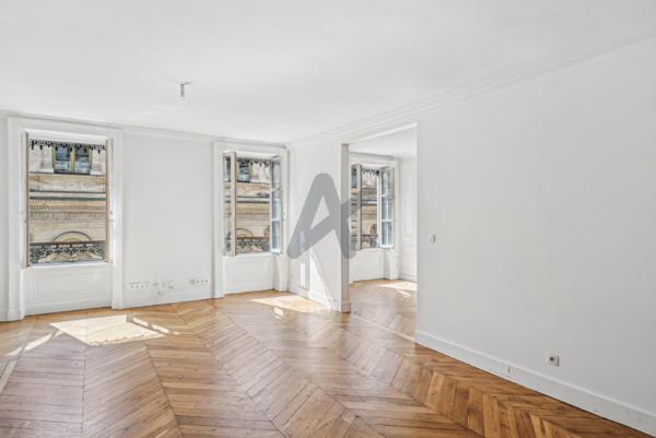 Appartement duplex en étage élevé vue sur la Bourse