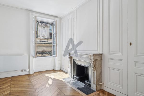 Appartement duplex en étage élevé vue sur la Bourse