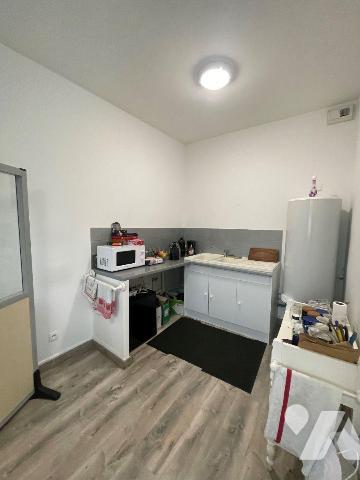 Un appartement avec entrée indépendante comprenant : un palier, un dégagement, un séjour, 2 cha...