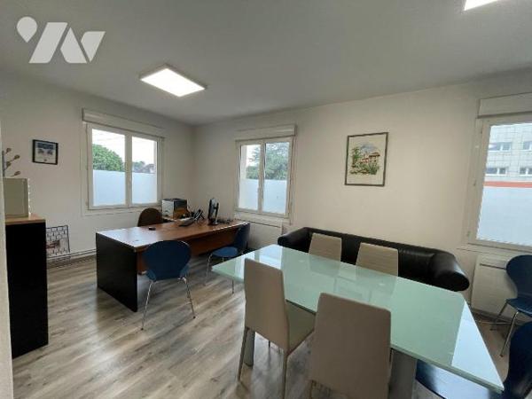 Un appartement avec entrée indépendante comprenant : un palier, un dégagement, un séjour, 2 cha...