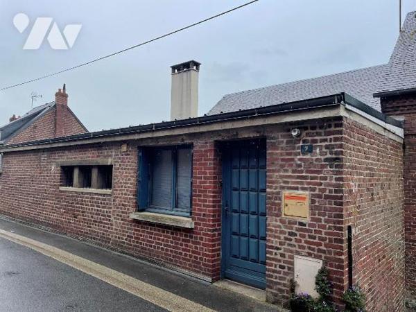 Un appartement avec entrée indépendante comprenant : un palier, un dégagement, un séjour, 2 cha...