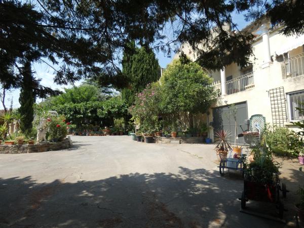 Maison traditionnelle de plain pied 235m²+dépendance de 86m² dans un parc paysagé de 3603m² avec terrain de tennis