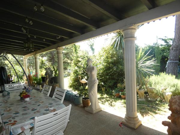 Maison traditionnelle de plain pied 235m²+dépendance de 86m² dans un parc paysagé de 3603m² avec terrain de tennis