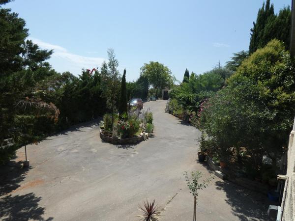 Maison traditionnelle de plain pied 235m²+dépendance de 86m² dans un parc paysagé de 3603m² avec terrain de tennis
