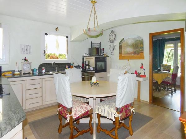 Maison traditionnelle de plain pied 235m²+dépendance de 86m² dans un parc paysagé de 3603m² avec terrain de tennis