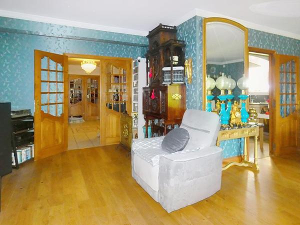 Maison traditionnelle de plain pied 235m²+dépendance de 86m² dans un parc paysagé de 3603m² avec terrain de tennis