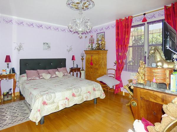 Maison traditionnelle de plain pied 235m²+dépendance de 86m² dans un parc paysagé de 3603m² avec terrain de tennis