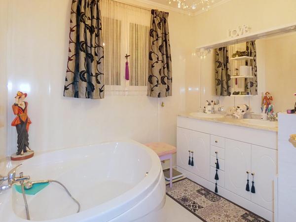 Maison traditionnelle de plain pied 235m²+dépendance de 86m² dans un parc paysagé de 3603m² avec terrain de tennis