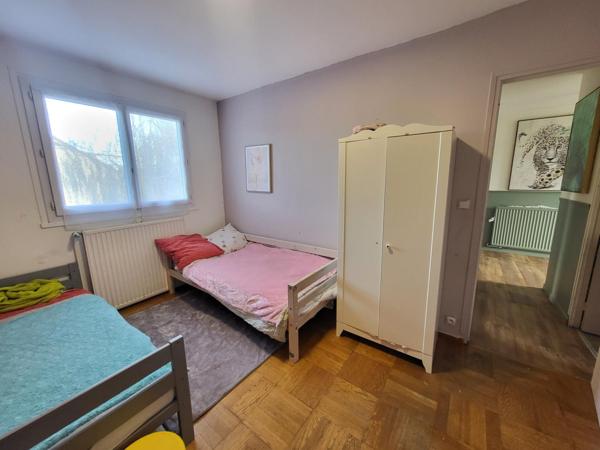 Pavillon au calme à 5 minutes à pied du RER C, commerces et écoles