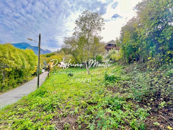 Terrain constructible borné à mi-chemin Risoul-Guillestre