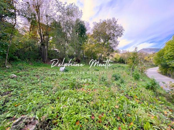 Terrain constructible borné à mi-chemin Risoul-Guillestre