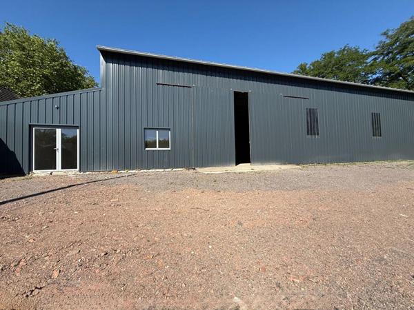 Local d'activité, 327M², bureaux, entrepôt, stationnement