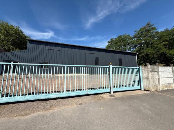 Local d'activité, 327M², bureaux, entrepôt, stationnement