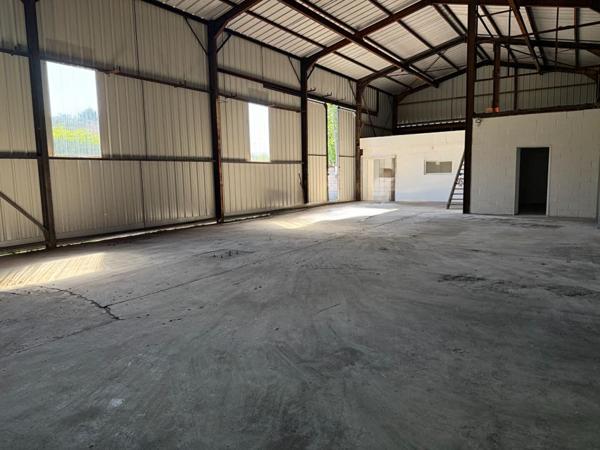 Local d'activité, 327M², bureaux, entrepôt, stationnement