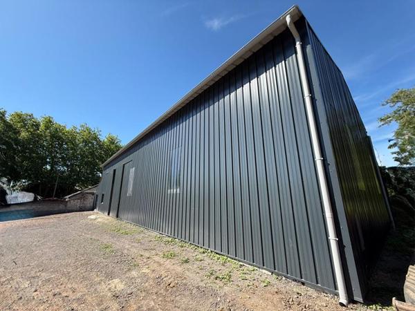 Local d'activité, 327M², bureaux, entrepôt, stationnement