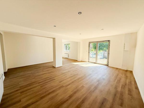 Local d'activité, 327M², bureaux, entrepôt, stationnement