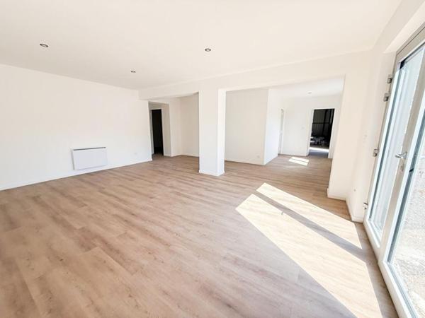 Local d'activité, 327M², bureaux, entrepôt, stationnement