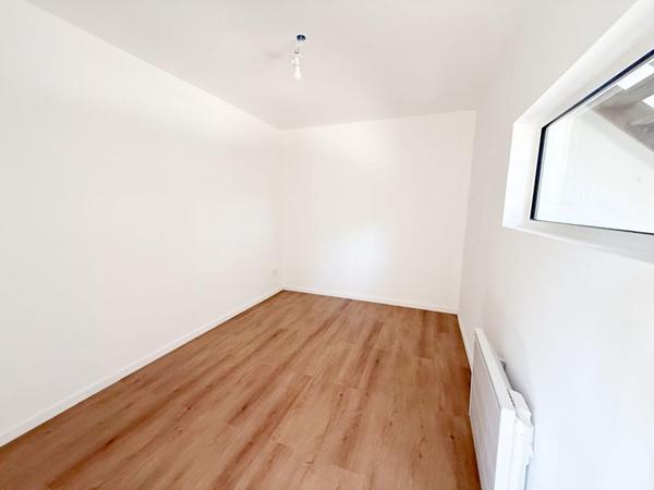 Local d'activité, 327M², bureaux, entrepôt, stationnement