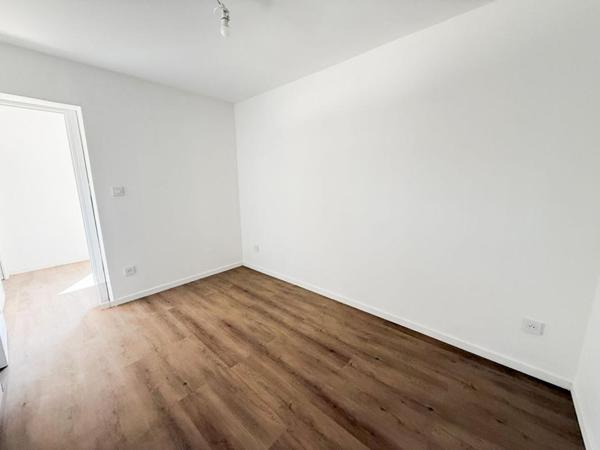 Local d'activité, 327M², bureaux, entrepôt, stationnement