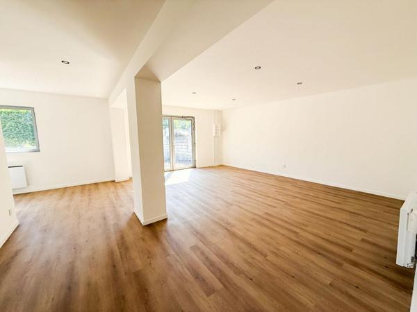 Local d'activité, 327M², bureaux, entrepôt, stationnement