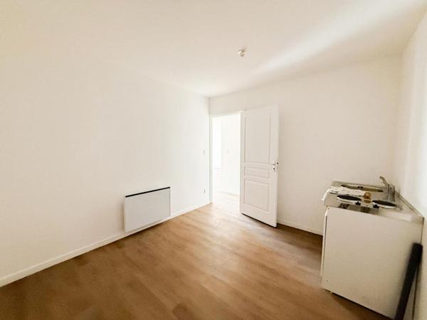 Local d'activité, 327M², bureaux, entrepôt, stationnement