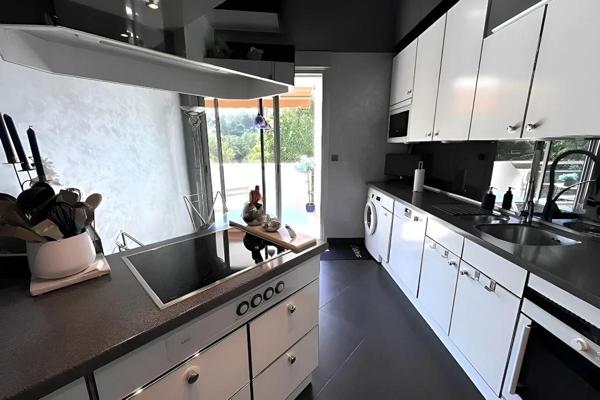 CHARBONNIERES  LES BAINS . Appartement  109m2 CARREZ - 4 pièces- Avec terrasse ,cave et garage