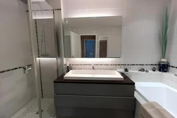 CHARBONNIERES  LES BAINS . Appartement  109m2 CARREZ - 4 pièces- Avec terrasse ,cave et garage