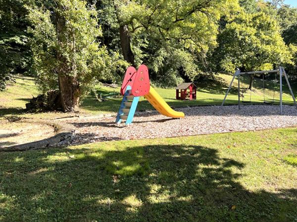 CHARBONNIERES  LES BAINS . Appartement  109m2 CARREZ - 4 pièces- Avec terrasse ,cave et garage