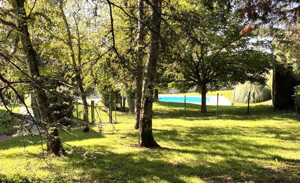 CHARBONNIERES  LES BAINS . Appartement  109m2 CARREZ - 4 pièces- Avec terrasse ,cave et garage