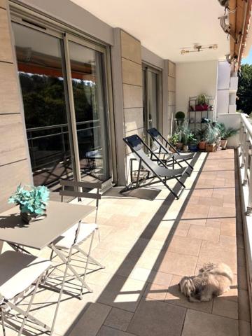 CHARBONNIERES  LES BAINS . Appartement  109m2 CARREZ - 4 pièces- Avec terrasse ,cave et garage