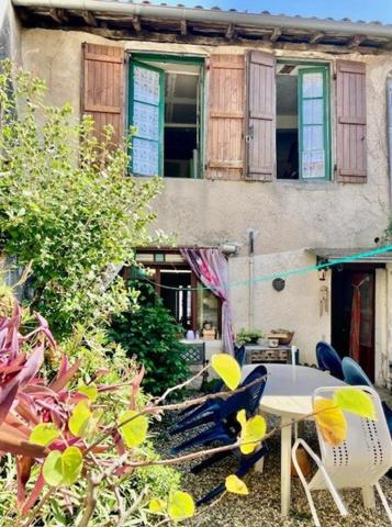 MAISON DE VILLE AVEC JARDIN ET DEPENDANCES