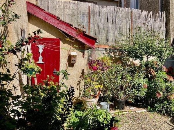 MAISON DE VILLE AVEC JARDIN ET DEPENDANCES