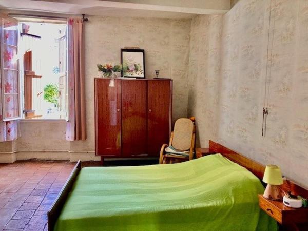 MAISON DE VILLE AVEC JARDIN ET DEPENDANCES