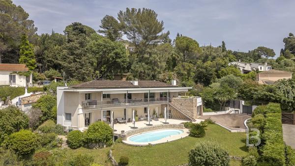 À vendre  belle maison individuelle avec piscine à Mougins, quartier résidentiel recherché.