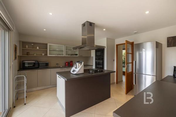 À vendre  belle maison individuelle avec piscine à Mougins, quartier résidentiel recherché.