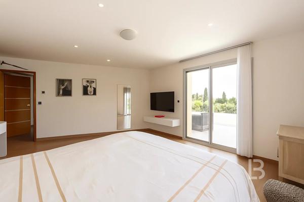 À vendre  belle maison individuelle avec piscine à Mougins, quartier résidentiel recherché.