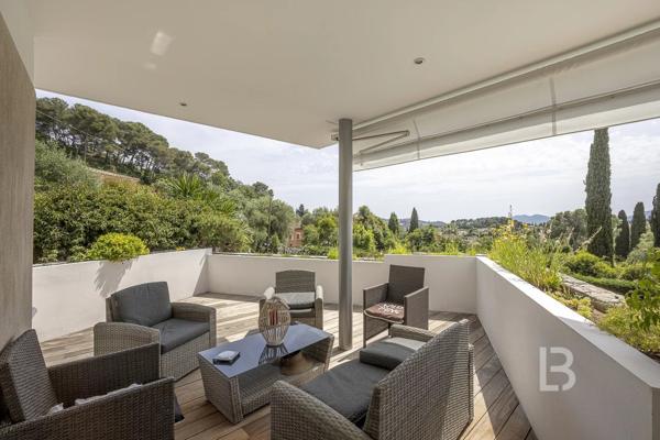 À vendre  belle maison individuelle avec piscine à Mougins, quartier résidentiel recherché.