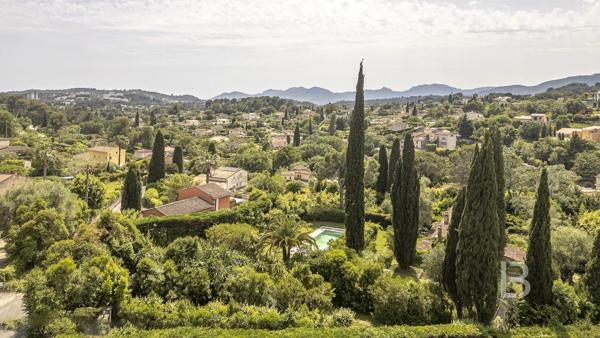 À vendre  belle maison individuelle avec piscine à Mougins, quartier résidentiel recherché.