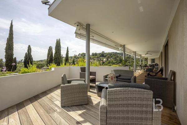À vendre  belle maison individuelle avec piscine à Mougins, quartier résidentiel recherché.