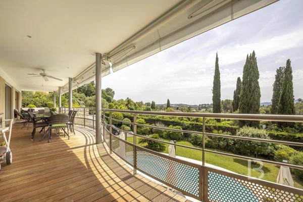 À vendre  belle maison individuelle avec piscine à Mougins, quartier résidentiel recherché.