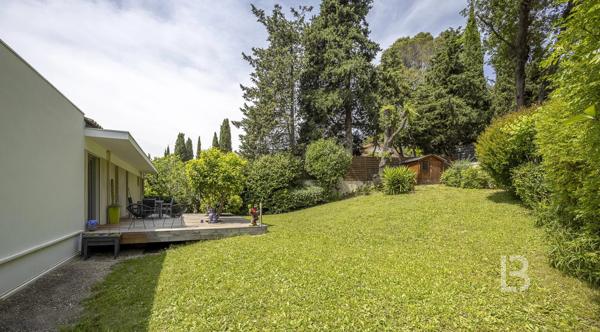 À vendre  belle maison individuelle avec piscine à Mougins, quartier résidentiel recherché.