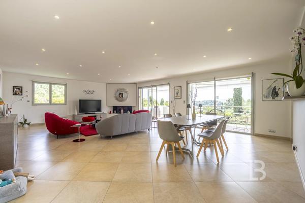 À vendre  belle maison individuelle avec piscine à Mougins, quartier résidentiel recherché.