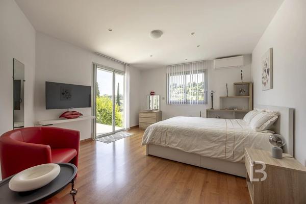 À vendre  belle maison individuelle avec piscine à Mougins, quartier résidentiel recherché.