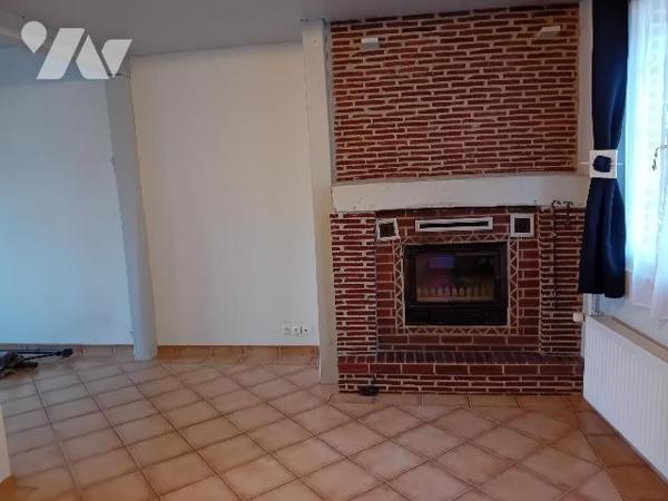 Maison mitoyenne, rdc: séjour/cheminée, cuis, salon, wc.1er: 2 chbs, sde. 2è: 1 ch. Bâtiments, cave.