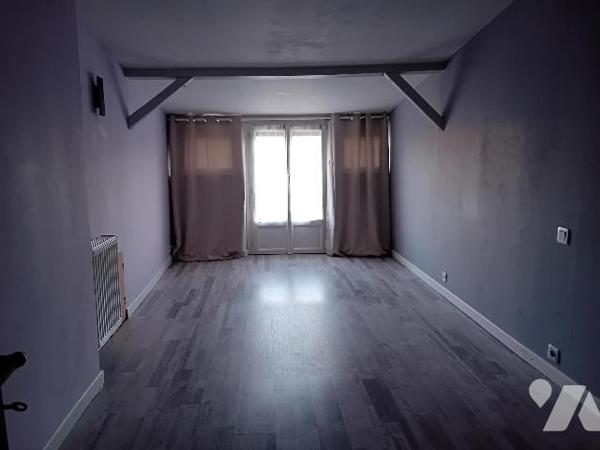 Maison mitoyenne, rdc: séjour/cheminée, cuis, salon, wc.1er: 2 chbs, sde. 2è: 1 ch. Bâtiments, cave.