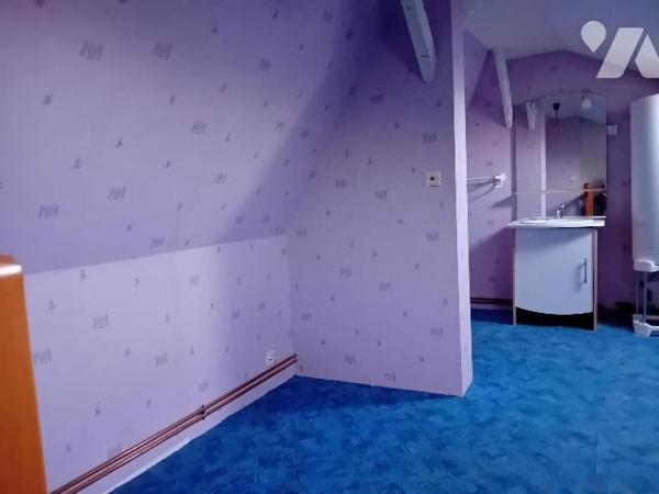 Maison mitoyenne, rdc: séjour/cheminée, cuis, salon, wc.1er: 2 chbs, sde. 2è: 1 ch. Bâtiments, cave.