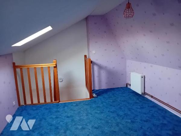 Maison mitoyenne, rdc: séjour/cheminée, cuis, salon, wc.1er: 2 chbs, sde. 2è: 1 ch. Bâtiments, cave.