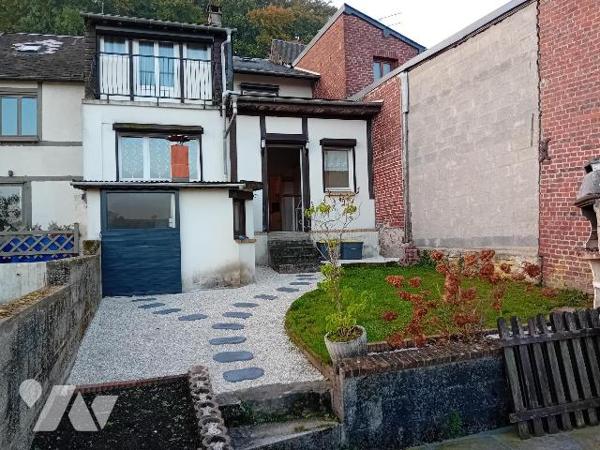 Maison mitoyenne, rdc: séjour/cheminée, cuis, salon, wc.1er: 2 chbs, sde. 2è: 1 ch. Bâtiments, cave.